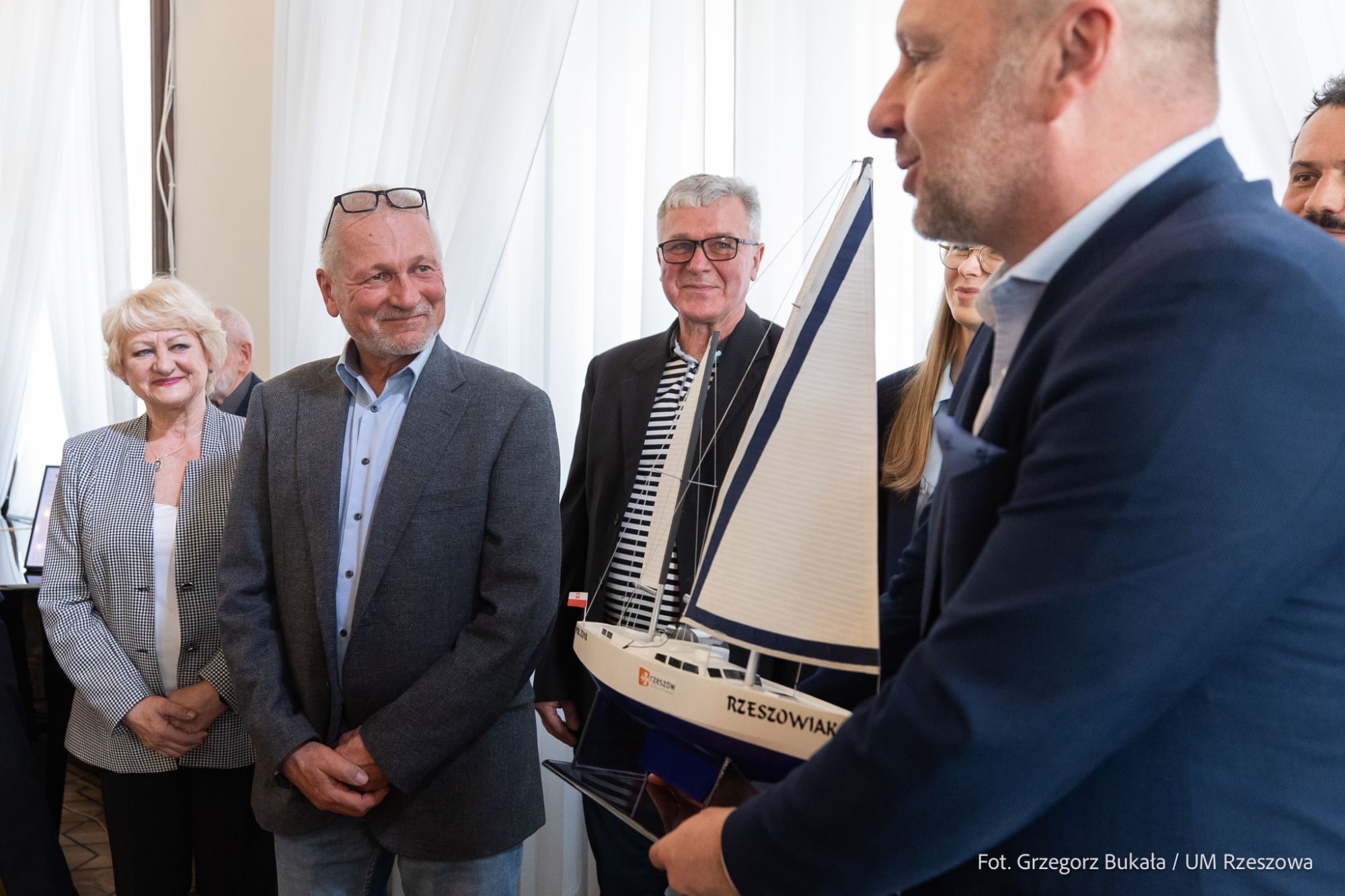 zdjęcie ze spotkania przedstawicieli Rzeszowskiego Podkarpackiego Związku Żeglarskiego z Prezydentem Miasta Rzeszowa, fot. Grzegorz Bukała, Urząd Miasta Rzeszowa